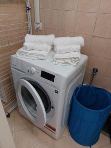 a washing machine with towels on top of it at Iori's House in Mergozzo