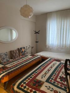 1 dormitorio con 2 camas y espejo en Nature view, walking distance to the beach, en Özdere