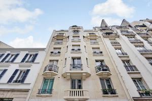 um edifício de apartamentos em Paris com varandas em UNESCO-SUFFREN em Paris