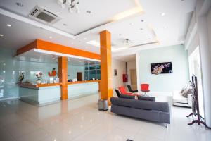 洛坤的住宿－橙色原味酒店，客厅配有沙发和桌子