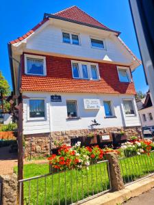 une maison blanche avec un toit rouge dans l'établissement Hotel Elisabeth Ilse, à Braunlage