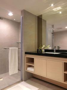 桃園區的住宿－桃花園飯店，一间带水槽和镜子的浴室