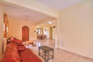 uma sala de estar com um sofá e uma mesa em Hilltop 3BHK Villa With Private Pool Near Candolim em Candolim