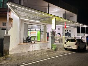 ein vor einer Tankstelle geparkt in der Unterkunft RUMAH 25 SYARIAH in Bukittinggi