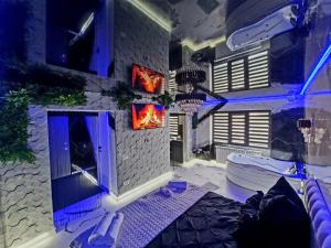 a room with a fireplace and a toilet in it at The Marble Room in Petroşani