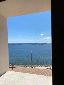 una finestra con vista sull'oceano di L’escale enchantée a Bouzigues