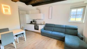 uma sala de estar com um sofá e uma mesa em Dolomiti 2 rooms Apartment Center WiFi TVsmart AC em Bolzano