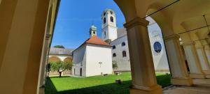 a large white church with a tower and a steeple at Gästehaus Parkfrieder 