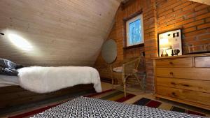 1 dormitorio con 1 cama y vestidor en una habitación en Domek za lipą 