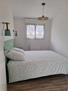 米米藏的住宿－La Pinède du Chéou，一间卧室设有一张床和一个窗口