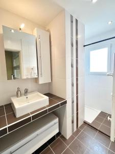 W łazience znajduje się umywalka i prysznic. w obiekcie Maison Climatisée avec Piscine w Tuluzie