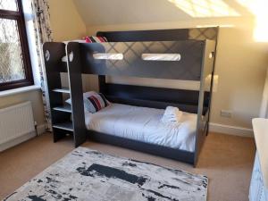 1 dormitorio con 2 literas y alfombra en Spacious Detached Home with Beautiful Seaviews, sleeps 6, en Trimingham