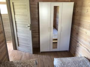 1 dormitorio con una puerta que conduce a un espejo en Camp-Classic en Smołdziński Las