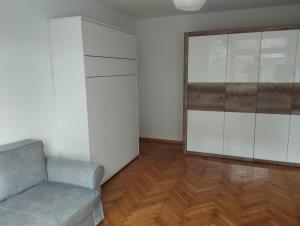 een woonkamer met een bank en een glazen schuifdeur bij Apartament Parkowy in Bielsko-Biala