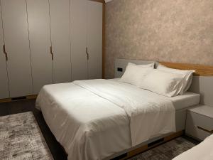 Un pat sau paturi într-o cameră la Apartament Koha