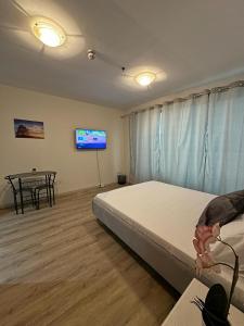 Rúm í herbergi á Lux-Room in Deira DXB near Union Metro by Z-Residence