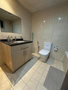 Ванна кімната в Lux-Room in Deira DXB near Union Metro by Z-Residence