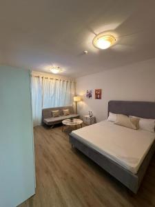 Rúm í herbergi á Lux-Room in Deira DXB near Union Metro by Z-Residence