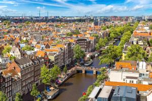 een luchtzicht op een stad met een rivier bij Willem de Zwijgerlaan Luxury Ark in Amsterdam