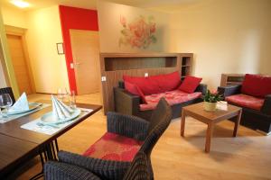 uma sala de estar com um sofá e uma mesa em Rosenhotel - Serviced Apartments em Zwentendorf