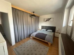 una camera con un letto e una grande finestra di Apartament BeskidSki 2 a Szczyrk