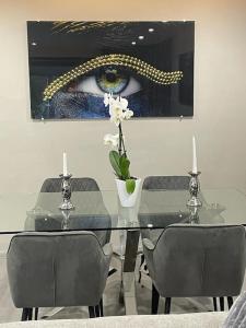 comedor con mesa de cristal y espejo en Moderne Ferienwohnung in Waldrandlage mit einem Hauch von Luxus en Burgthann