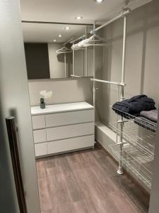 baño con cajones blancos y espejo en Moderne Ferienwohnung in Waldrandlage mit einem Hauch von Luxus en Burgthann