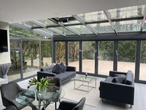 sala de estar con sofás y techo de cristal en Moderne Ferienwohnung in Waldrandlage mit einem Hauch von Luxus en Burgthann