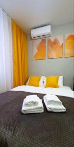 um quarto com 2 camas e toalhas em MYFREEDOM Апартаменти вул Євгенія Коновальця15 em Kiev