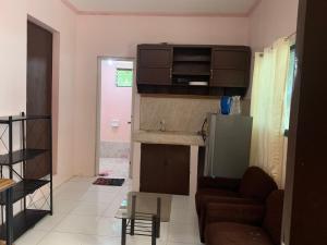 a living room with a couch and a kitchen at Rebecca Guest in Pooc