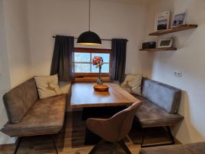 ein Wohnzimmer mit einem Tisch und einem Sofa in der Unterkunft Ferienwohnungen Zinzlerbauer in Uttendorf