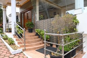 una casa con un montón de plantas en las escaleras en Athithi Resorts, en Yelagiri 5 fotos más