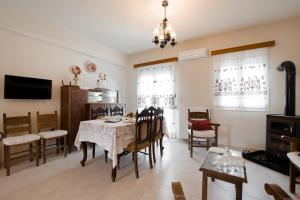 uma sala de jantar com mesa e cadeiras em Prasini Folia - Traditional Residence em Anogeia