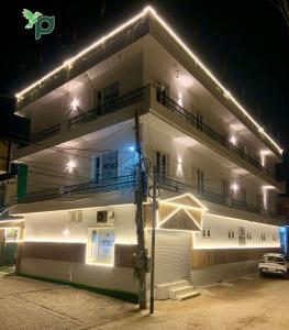 伯蒂亞拉的住宿－PATIALA INN，一座白色的大建筑,晚上有灯