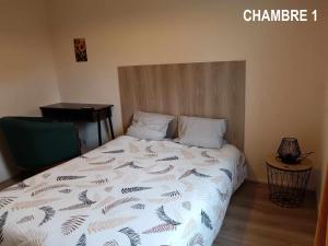 ein Schlafzimmer mit einem Bett mit einer weißen Bettdecke in der Unterkunft MAISON 4 CHAMBRES AVEC JARDIN in Dampierre-en-Burly
