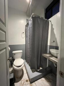 een badkamer met een toilet en een wastafel bij Condominio Confort in Talara