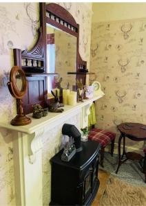 un miroir sur le mur d'une pièce avec une table dans l'établissement The Old Merchants House - The Highlands Room, à Southampton