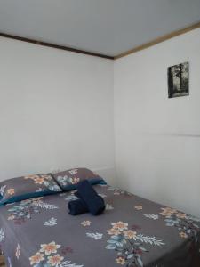 una camera da letto con un letto con copriletto floreale di Casa Cristy a Puerto Viejo