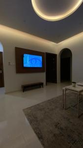 a living room with a flat screen tv on a wall at شقق جادة قباء in Al Madinah