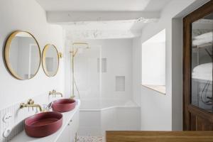 a bathroom with two red sinks and a tub at Maison des 11 Écluses-Vue sur le Canal d'Ille-et-Rance in Hédé