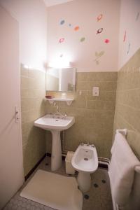 een badkamer met een wastafel en een toilet bij Hôtel Saint Vincent in Bagnères-de-Bigorre