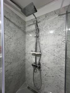 um chuveiro na casa de banho com uma parede de pedra em Messe und Monteurzimmer Sehnde em Sehnde