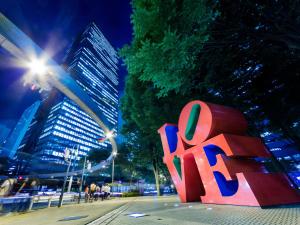 東京にあるアパホテル＆リゾート〈西新宿五丁目駅タワー〉の夜の大都市彫刻