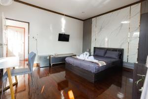 Postel nebo postele na pokoji v ubytování 2B Cozy Hostel ตรัง