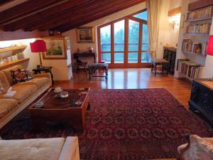 een woonkamer met een bank en een tafel bij Lovely apartment in Cortina d'Ampezzo in Cojana