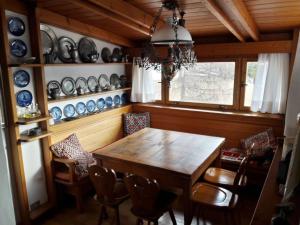 een eetkamer met een houten tafel en stoelen bij Lovely apartment in Cortina d'Ampezzo in Cojana