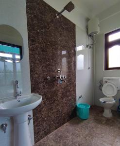 uma casa de banho com um lavatório e um WC em Himali Homestay , Mirik em Mirik