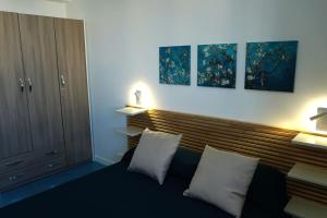 een slaapkamer met een bed met twee witte kussens bij Orizzonte Blu apartment - Macari Bay in Macari +21 foto's