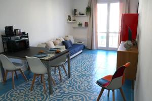 een woonkamer met een bank, een tafel en stoelen bij Orizzonte Blu apartment - Macari Bay in Macari