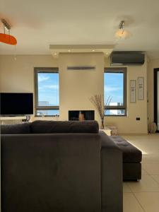 ハニア・タウンにあるSeaty Luxury apartmentのソファと暖炉のあるリビングルーム